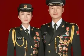 解放军07式女军装恢复了左扣位置，一改男女军装全都是右扣的历史图片