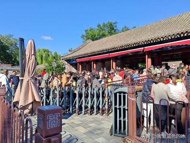 参观北京恭王府，过去一直觉得这是小景点，没想到游客居然这么多