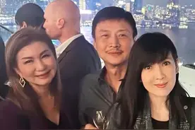 周慧敏和老公出席晚宴，59岁倪震秃头苍老，变成沧桑的油腻大叔图片