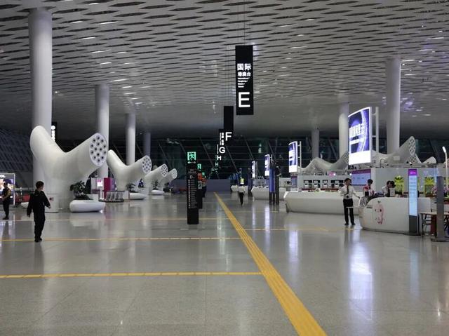 飞机怎么躲台风？直击“桦加沙”下深圳机场的硬核操作