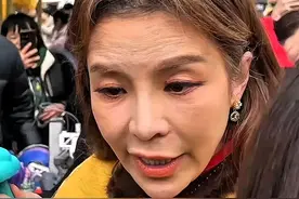 51岁朱迅真实颜值曝光，有白发皱纹明显，与美颜相机下的差距很大图片