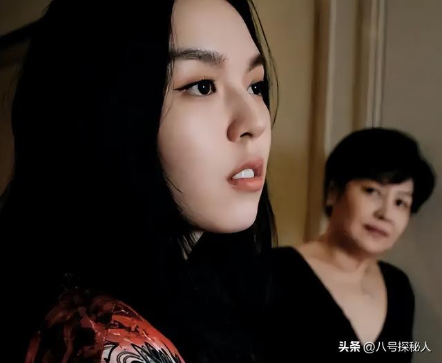 李咏病逝六年后！女儿毕业哥大，法图麦晒男友合影，两人有夫妻相