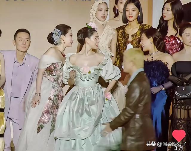 这一夜，合照站位暴露咖位：杨幂被挤，钟楚曦“抢位”，C位亮了