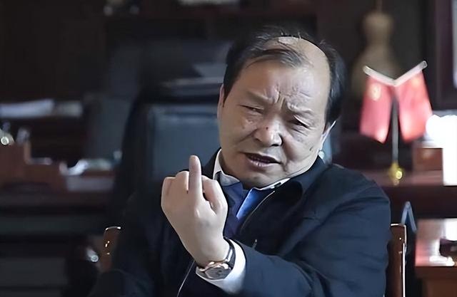 一夜输1亿，一瓶酒50万，2亿豪车买来当玩具，父子败光百亿家产！