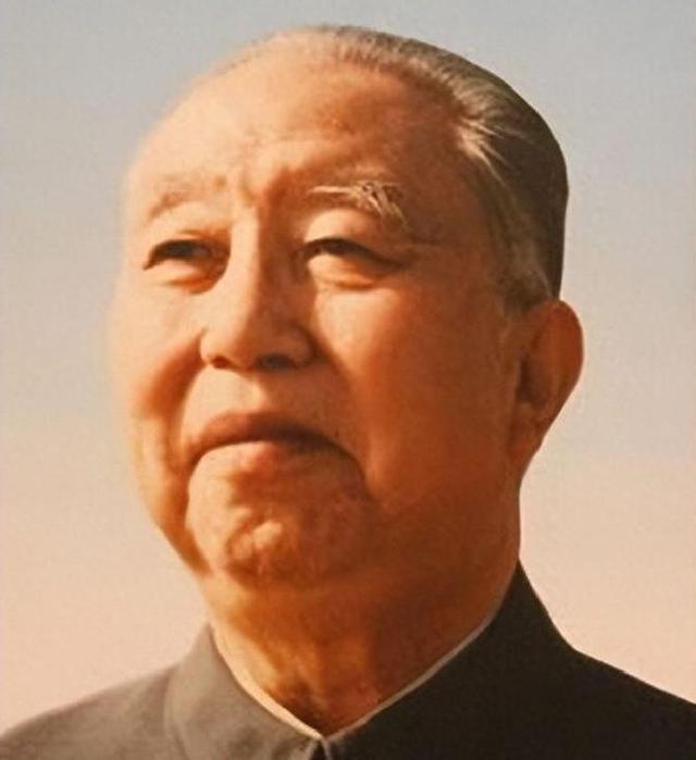 1980年华国锋处境不佳，许老将军在会上发声：华主席从不虚与委蛇