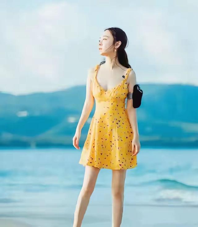 霍思燕和杜江在海上冲浪	，每一个镜头都像拍大片，俩人玩得真刺激