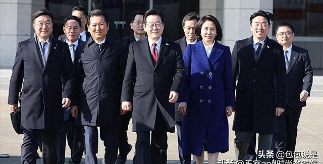 韩国第一夫人抵达北京啦！零下的气温光腿穿大衣	，双排扣大衣很美