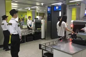 中国地铁安检费钱又无用？中国网友反驳：美国没有安检但有罪犯啊图片