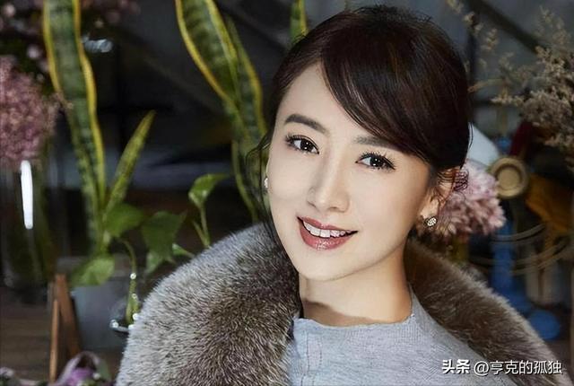 她出身清华大学，因拍三级片与父母决裂，如今再不让女儿进娱乐圈