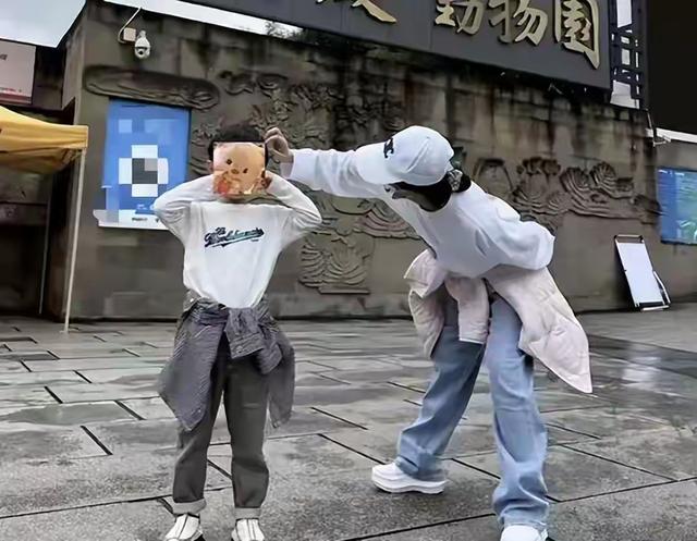 和景甜闪婚传闻仅2个月，冯绍峰再次官宣喜讯，赵丽颖也高攀不起