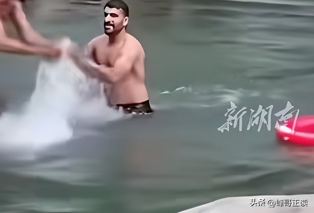 继印度游客在庐山搓澡后，他们又盯上了东北澡堂，网友大呼天塌了