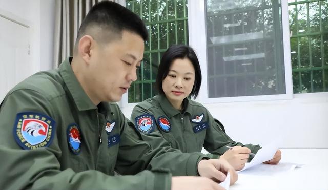 阅兵女机长身份曝光！私生活被扒，牺牲太大，老公身份也不简单