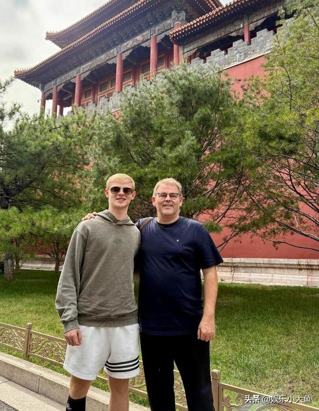 勒布伦和父亲队医中秋节打卡了故宫天坛，和父亲露肩合影好幸福