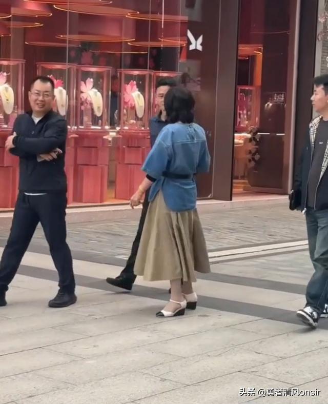71岁董明珠现身武汉，半身裙小皮鞋打扮洋气, 与小朋友贴贴好有爱