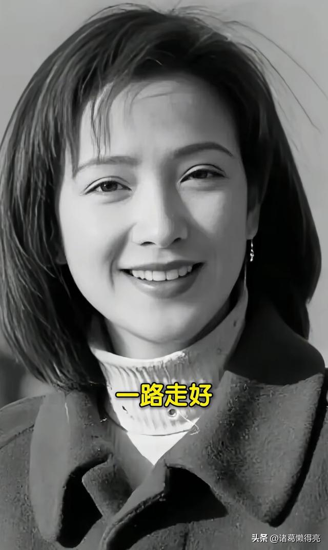 何晴葬礼现场	，许何手捧骨灰和遗像，卢俊义扮演者王卫国为其送别