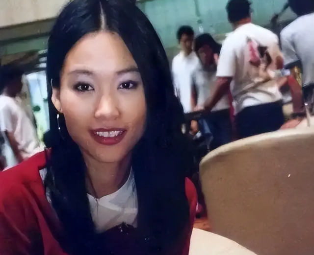 凭借一首歌与王菲齐名，却被俩渣男折磨成精神病，今51岁无人识