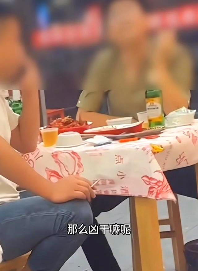 女子餐馆吃宵夜，被邻桌男子摸头辱骂后报警。网友：穿成这样怪谁