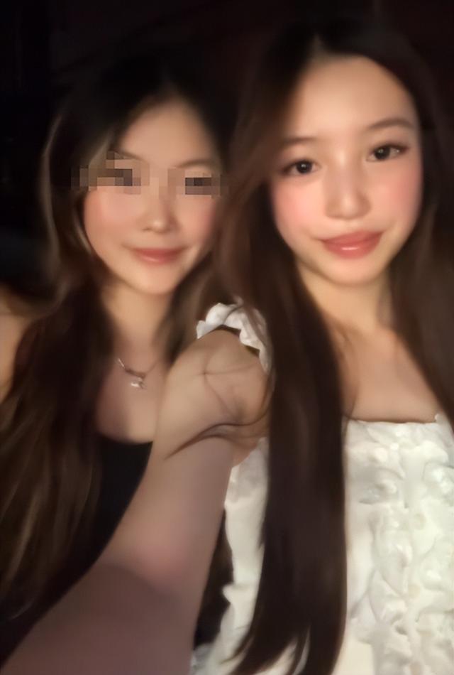 赵薇母女现身北京机场	，15岁女儿一头黄毛，穿搭比50岁妈妈还成熟