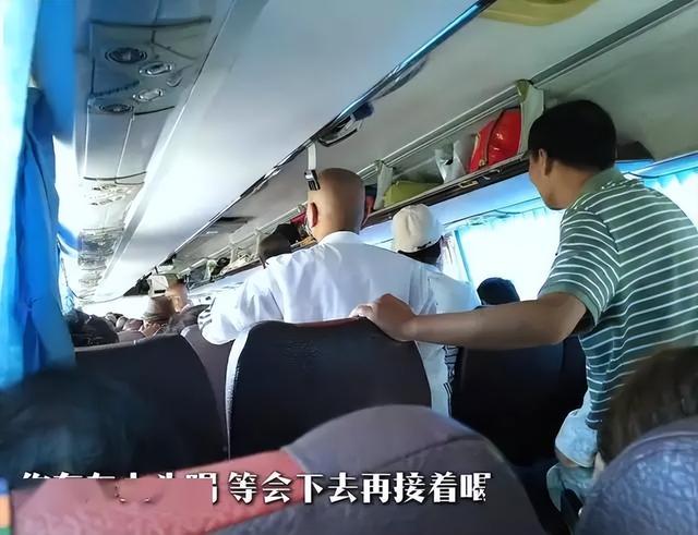 “太炸裂了！”湖北小伙报老年旅行团，遇到大爷喝酒、大妈大便