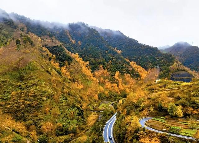 皖南秋游指南：11-12月邂逅人少景美的诗意秘境，尝遍徽州美食。