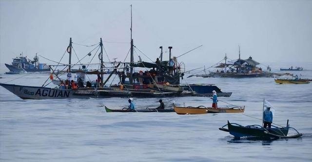 太突然！菲律宾20艘渔船铁索连环闯黄岩岛，马科斯这招真的狠