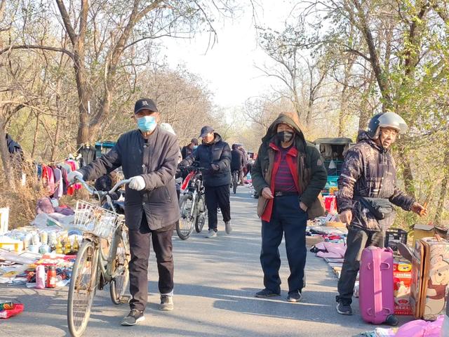 记录德州:岔河河堤上的大集,人山人海,异常热闹