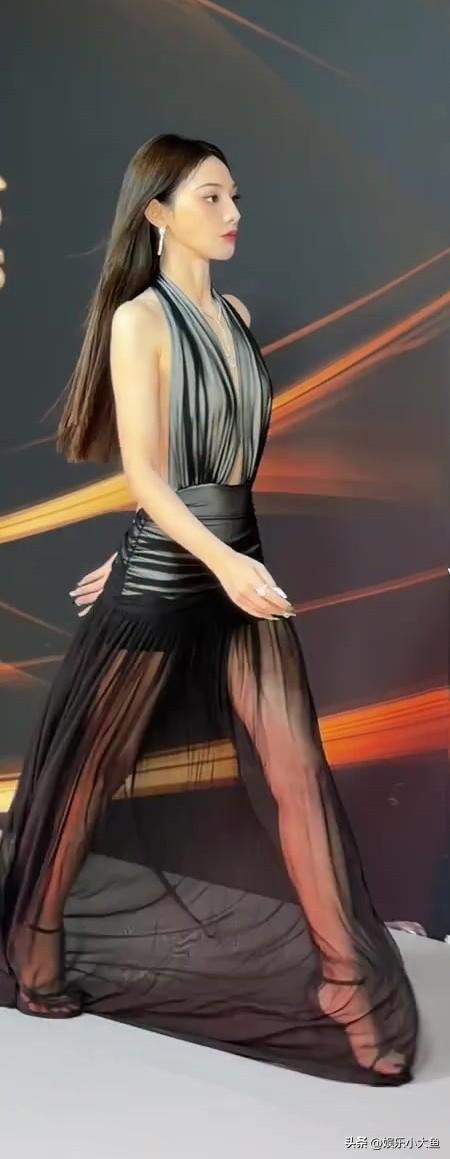 彭小苒出席搜狐时尚盛典活动	，穿挂脖深v露背纱裙走红毯性感妩媚