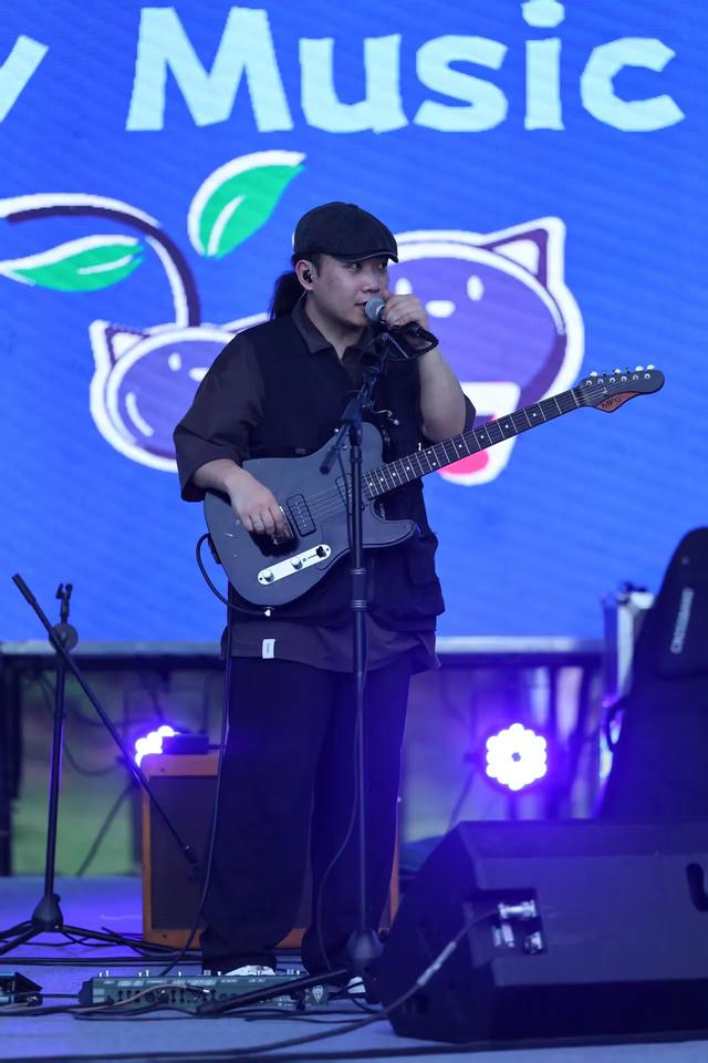 音乐节点燃激情夏夜 1.5万游客共享 “莓”好时光