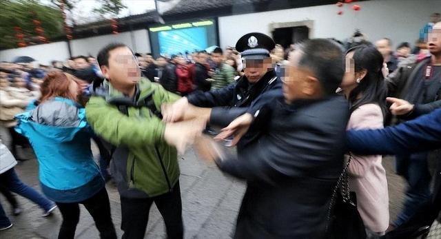 又揪出来一个巨贪	，金额高达9.7亿，首富夫人郝斌跨境逃亡失败了