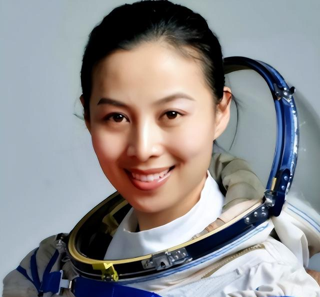 王亚平之女，母亲是航天员，父亲是飞行员，享受4项优待