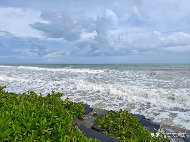 台风过后，北海银滩终于迎来了千层浪壮美表演，错过可能等一年