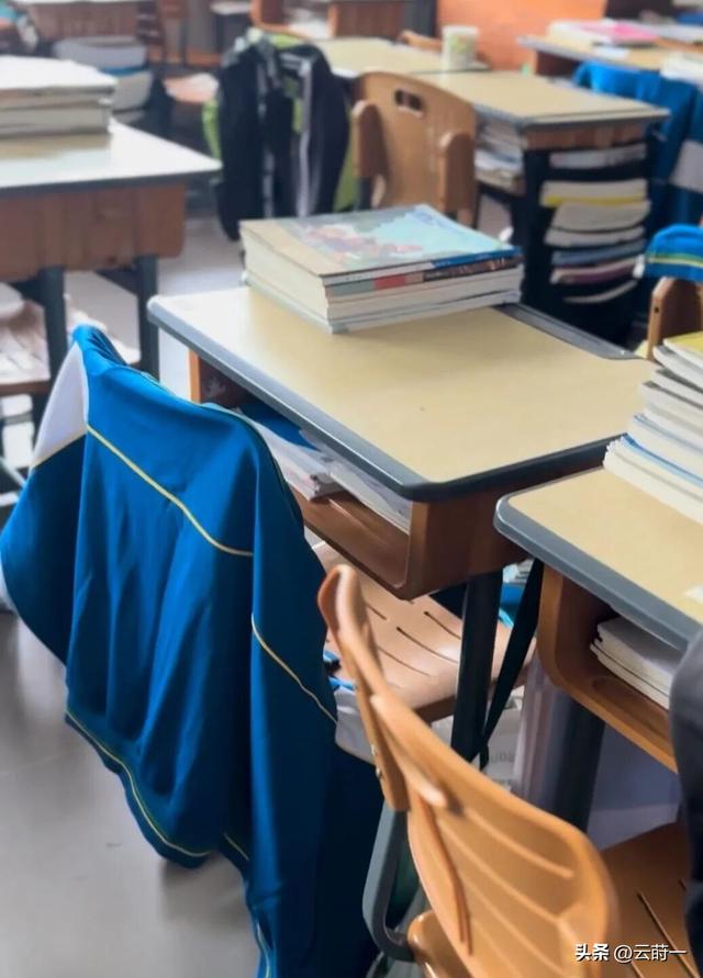 衣服真的不能乱穿，香港牺牲消防员路祭	，民政专员因着装不当致歉