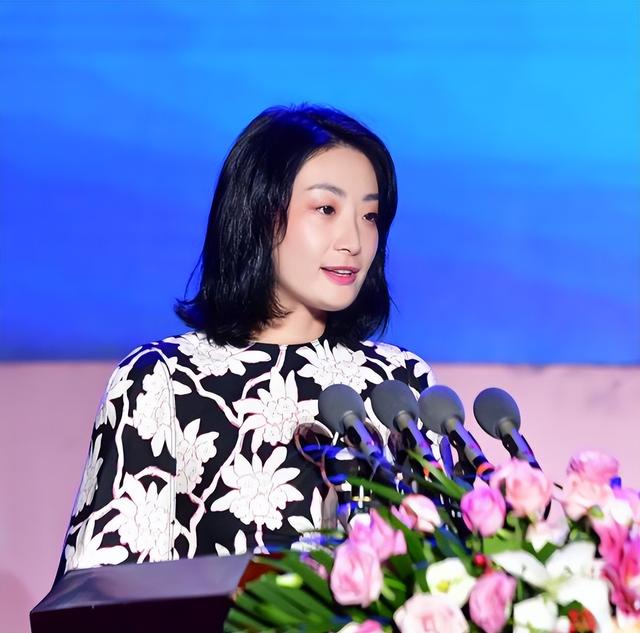 宣告卸任董事长仅半月，宗馥莉“新身份”曝光，宗泽后高兴早了