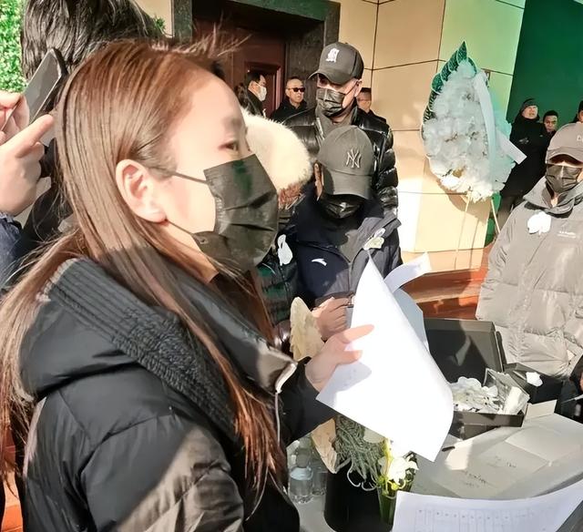 告别仪式当天，何晴生前担心的事还是发生，许亚军的话有人信了