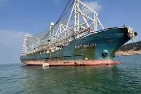 山东威海一艘大型渔船被拍卖，被人捡漏底价264万就买下图片