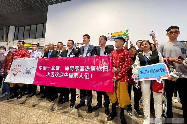 泰国大量水果腐烂，因为摊上的一句中文，中国游客：自己留着吧