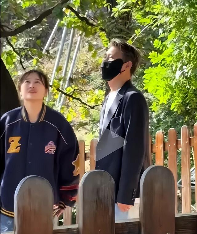 辛柏青带17岁女儿寺庙祈福！父女俩一直牵着手，李乃文也陪着好友