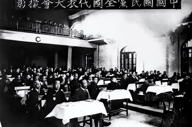 他41岁担任政治局委员，同年被开除党籍，周总理：这个处分不妥当