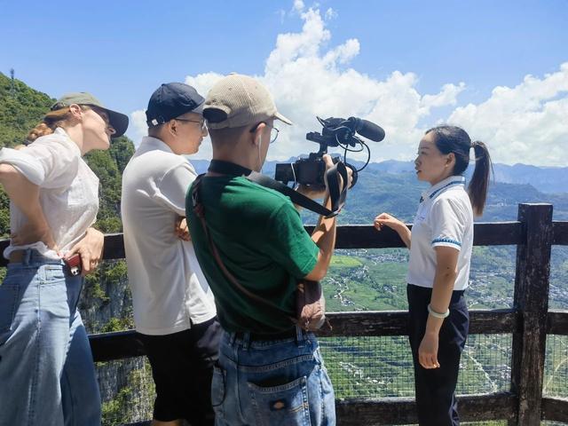 法国摄制组探访恩施大峡谷，向世界展现地质奇观魅力