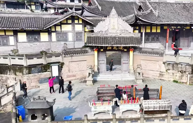 重庆低调的寺庙，有棵1200年银杏树，12月正是最佳观赏期