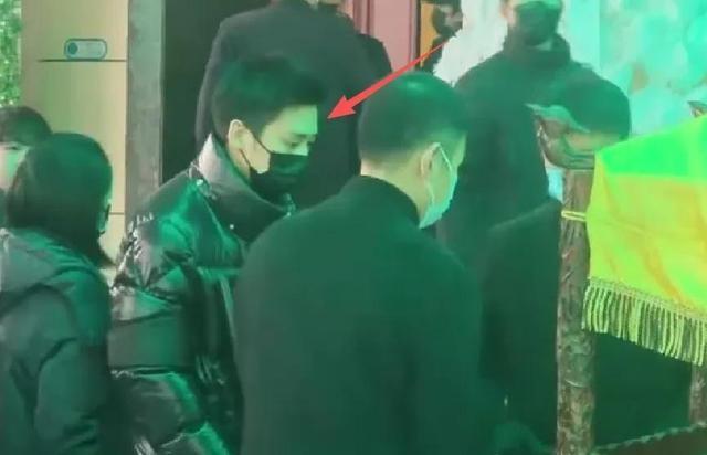 何晴葬礼现场，24岁儿子手捧骨灰和遗像，前夫许亚军缺席