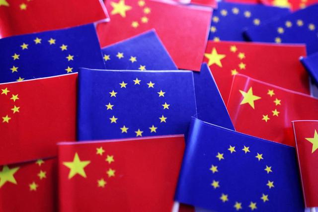 100%关税砸向中国？特朗普换打法了，欧盟打头阵，他坐收渔翁之利