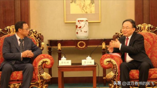 一家子全是美籍，却还在国内“捞金”，年赚4亿，账上还存有130亿