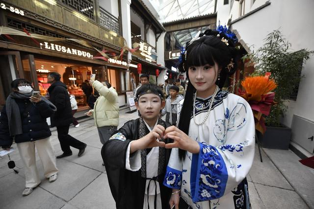 把水乡古镇“搬进”商圈！江南水街开街迎客 打开消费增长新空间
