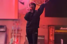 《我的滑板鞋》演唱者庞麦郎复出，首唱现场仅9位观众，本人回应图片