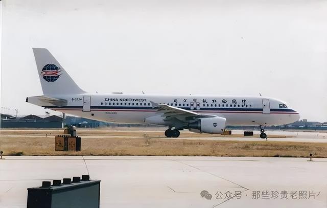 2002年，北京首都机场的飞机
