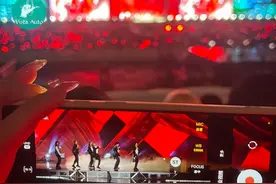 被炒成“演唱会神器”的贵价手机，有人用了像八倍镜、有的画质像B超图片