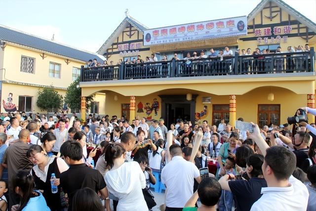 古蔺石屏镇彝族火把节盛大启幕 篝火狂欢点燃文化激情
