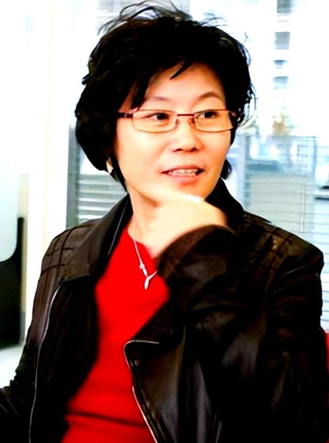 亲妈、干妈都是名导，20年捧不红的他，娶妻改名后，突然火遍全网