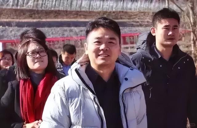 刘强东给老家送年货现场曝光，令人恶心的一幕出现，当场被人制止